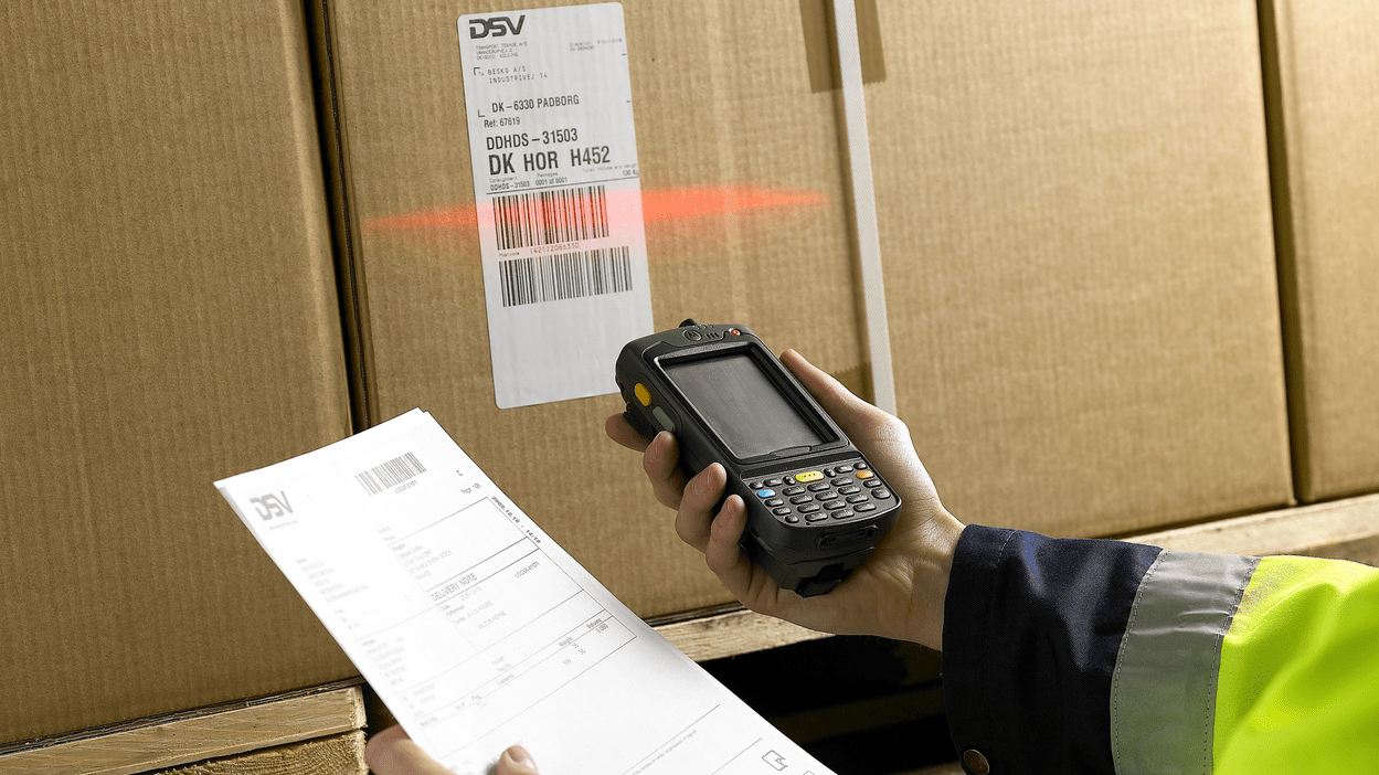 Person scanner pappeske og dokumentasjon.